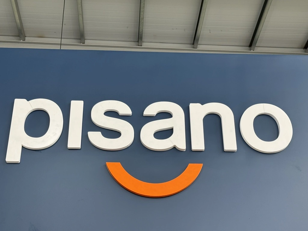 Logo corpóreo con letras blancas de Pisanos sobre fondo azul 