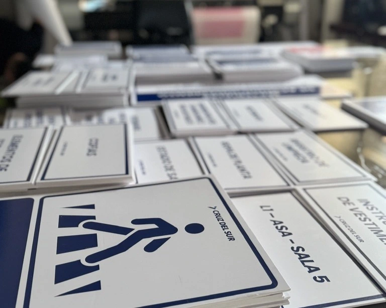 Primer plano de carteles de señalética