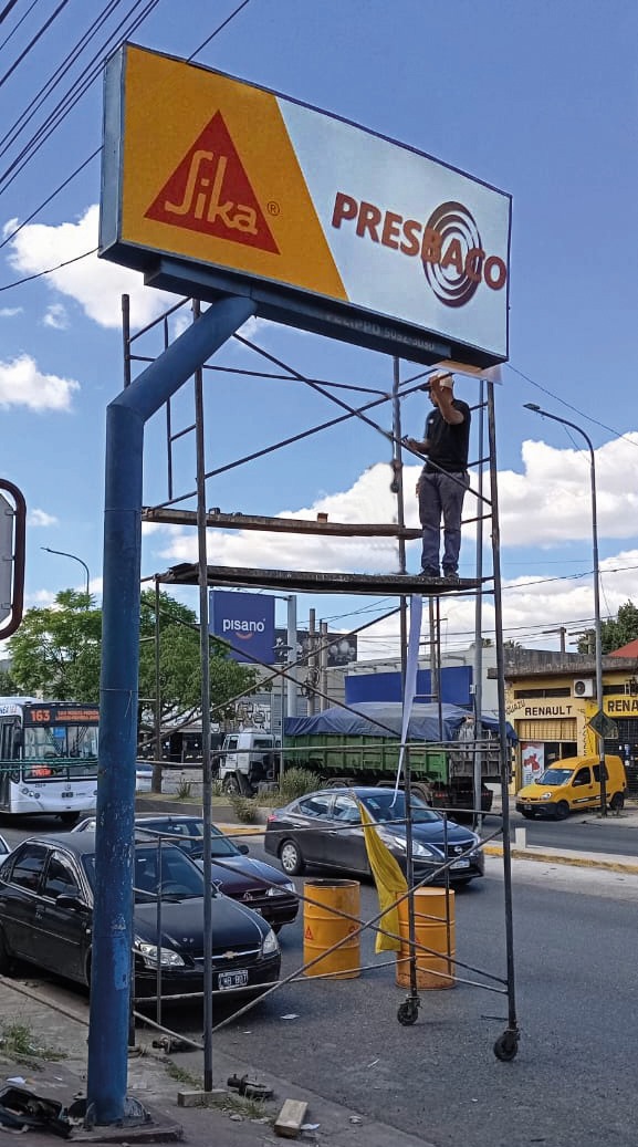 Cartel saliente de Sika en la vía pública