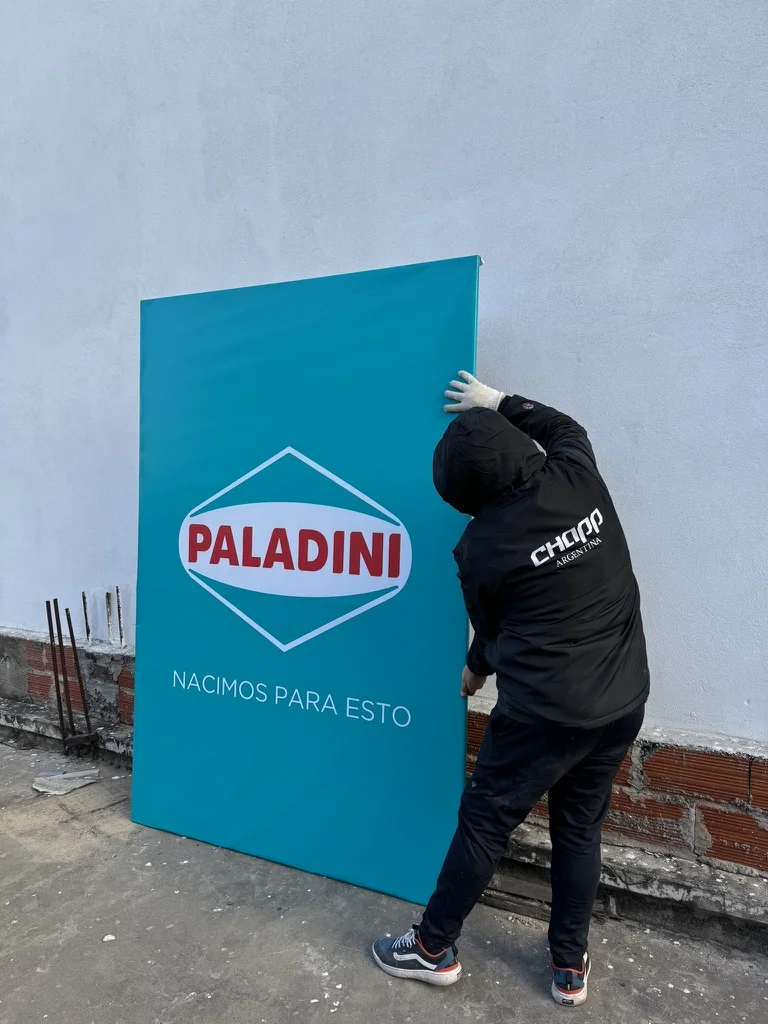 Cartelería de Paladini en fachada de local comercial