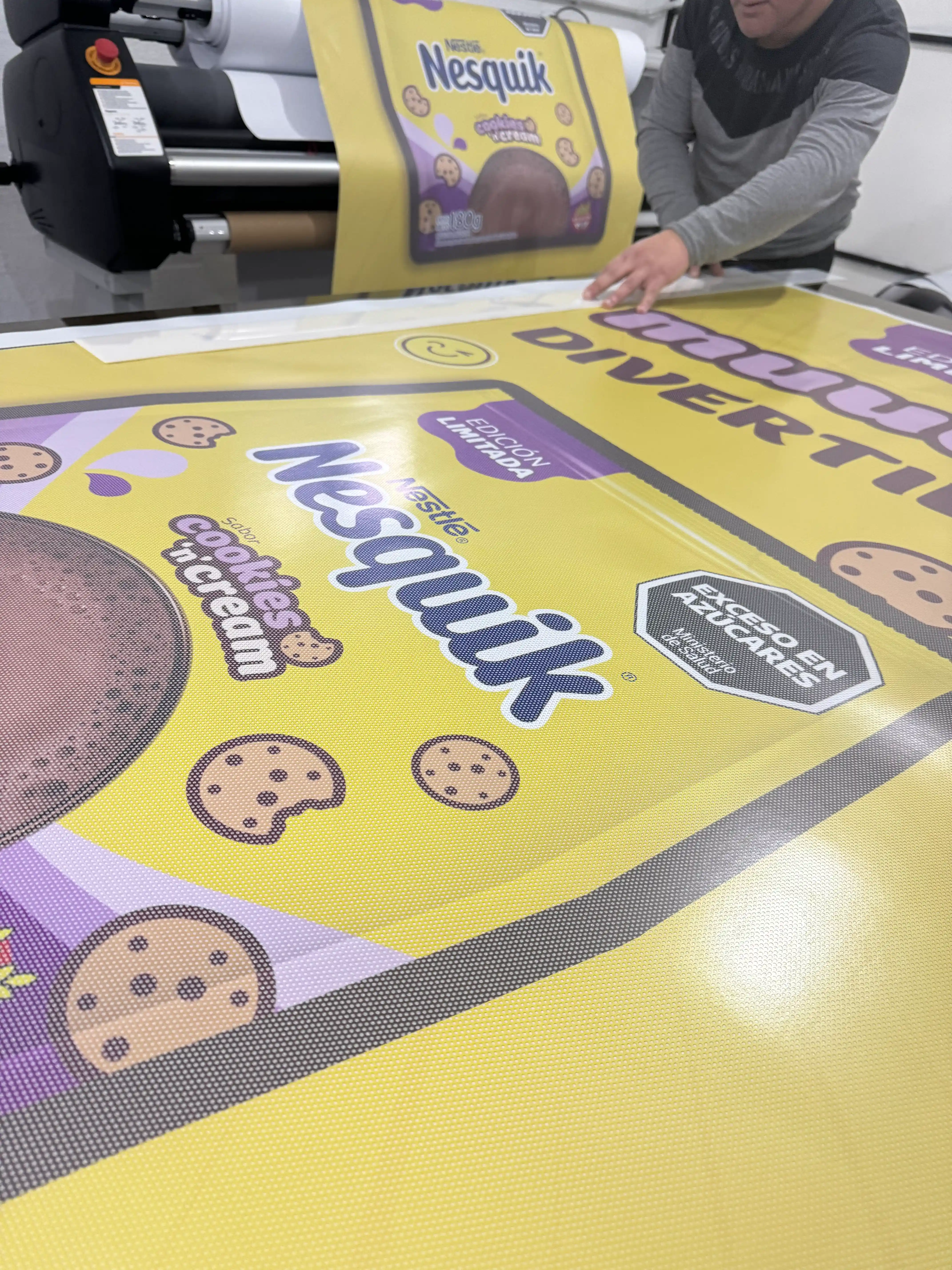 Vinilos impresos para campaña de Nesquik en supermercado