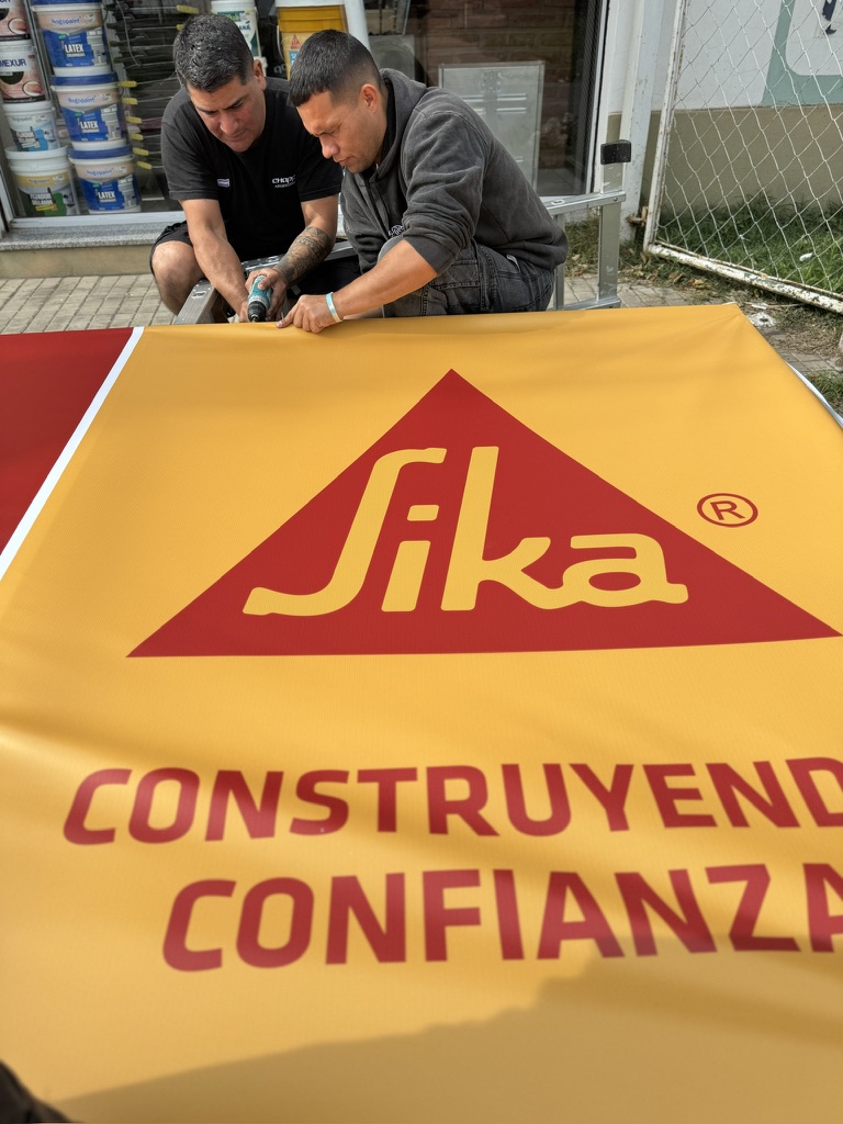 Cartelería impresa en lona de gran formato para Sika
