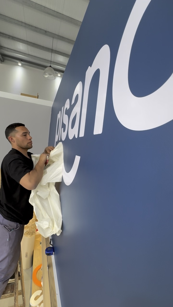 Instalación de logo corpóreo en un stand para Pisano