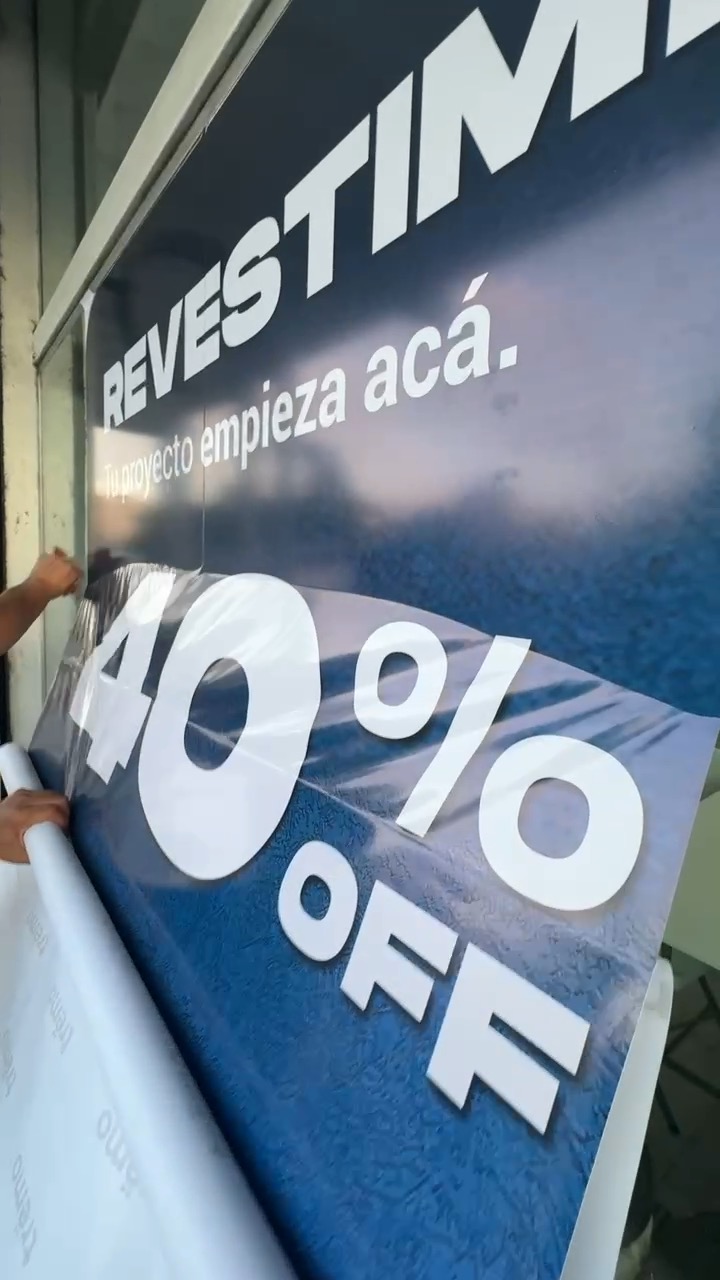 Instalación de vinilo publicitario en vidriera de Pisano