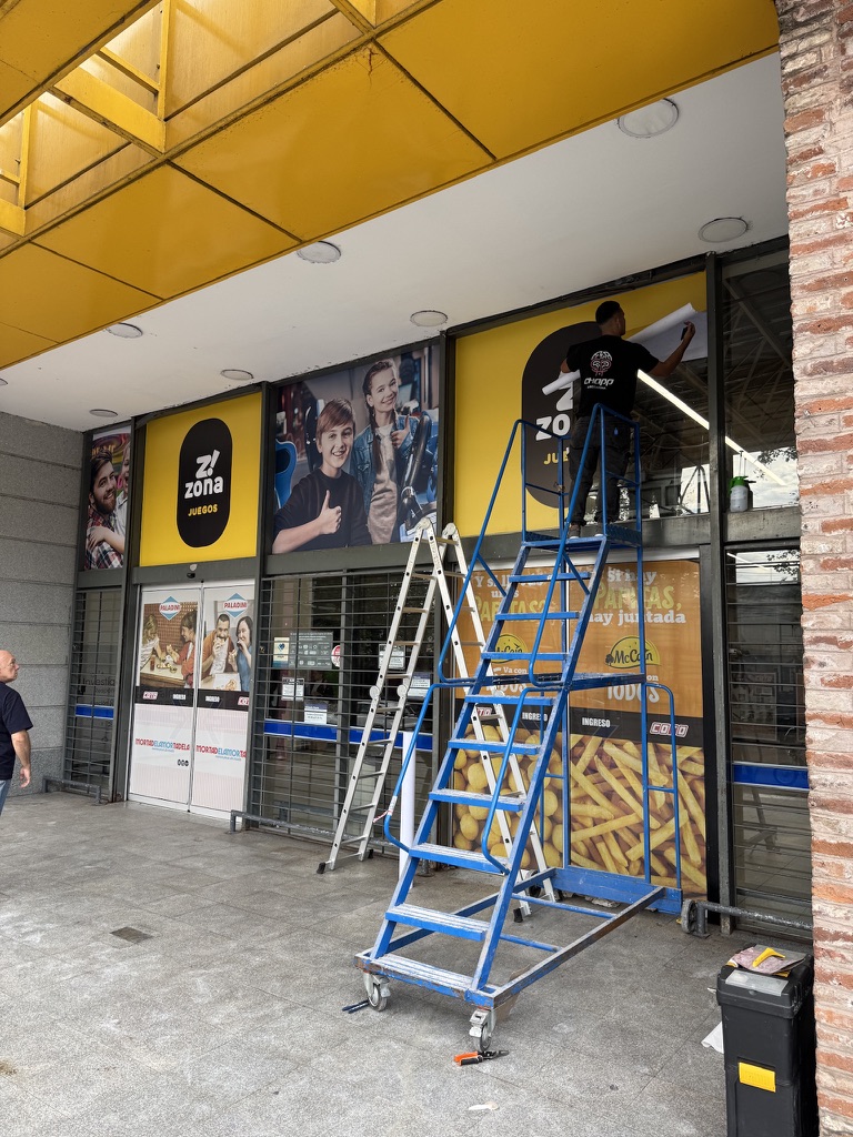 Instalación de vinilos en vidriera de supermercado COTO