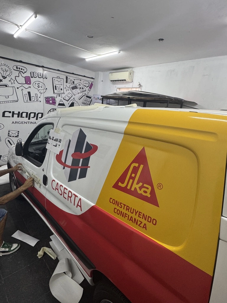 Lateral de camioneta ploteada con Sika-klaukol