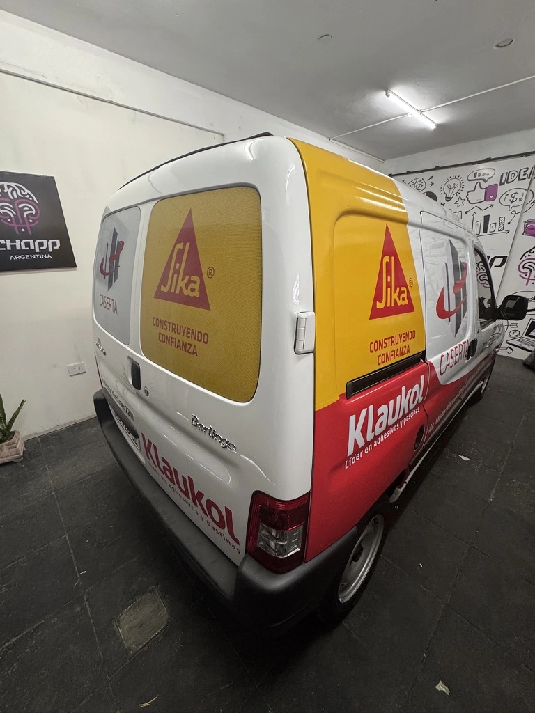 Lateral derecho y vidrios traseros de camioneta ploteada con Sika-klaukol