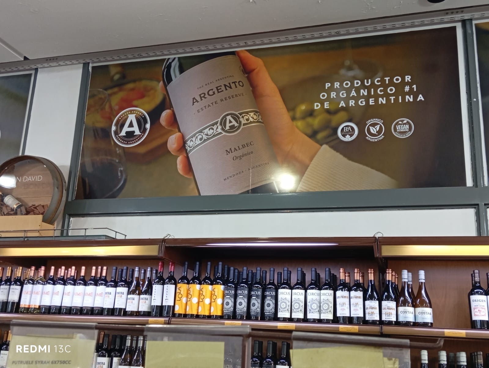 Ploteo interior en la sección de bodega en supermercado