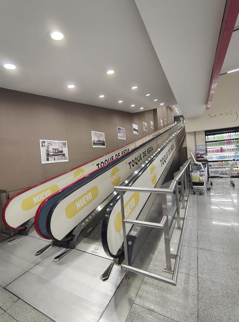 Ploteo de Sedal en barandas de escaleras de supermercado