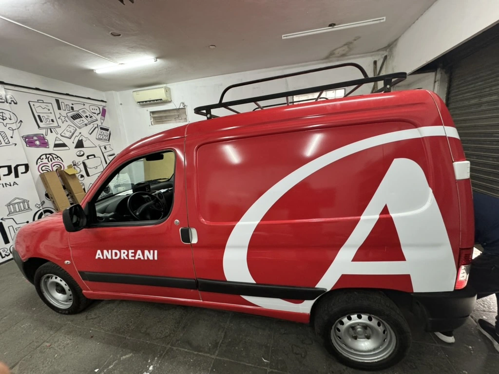 Camioneta de Andreani ploteada con el logo de la marca
