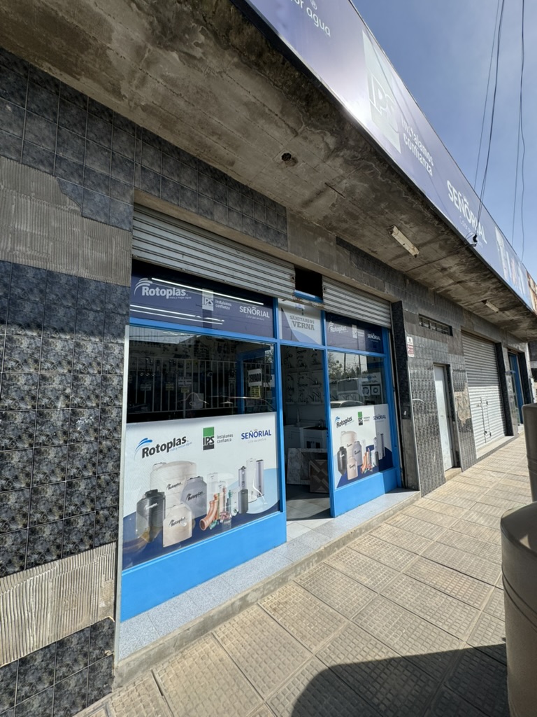 Ploteo con vinilo impreso en vidriera de Rotoplas