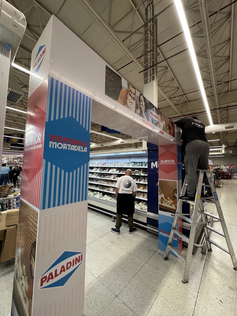 Pórtico publicitario de Paladini en supermercado
